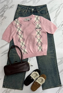 {{productViewItem.photos[photoViewList.activeNavIndex].Alt || productViewItem.photos[photoViewList.activeNavIndex].Description || 'Кофта MIU MIU'}}