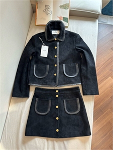 {{productViewItem.photos[photoViewList.activeNavIndex].Alt || productViewItem.photos[photoViewList.activeNavIndex].Description || 'Костюм CELINE'}}