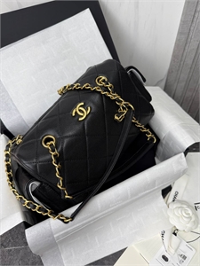 {{productViewItem.photos[photoViewList.activeNavIndex].Alt || productViewItem.photos[photoViewList.activeNavIndex].Description || 'Сумка CHANEL'}}