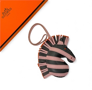 {{productViewItem.photos[photoViewList.activeNavIndex].Alt || productViewItem.photos[photoViewList.activeNavIndex].Description || 'Брелок HERMES'}}