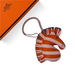 {{productViewItem.photos[photoViewList.activeNavIndex].Alt || productViewItem.photos[photoViewList.activeNavIndex].Description || 'Брелок HERMES'}}