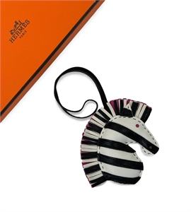 {{productViewItem.photos[photoViewList.activeNavIndex].Alt || productViewItem.photos[photoViewList.activeNavIndex].Description || 'Брелок HERMES'}}