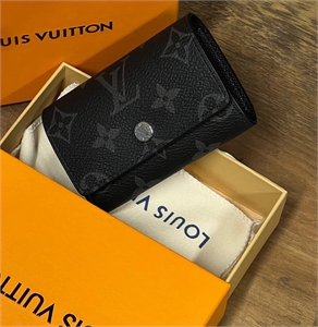 {{productViewItem.photos[photoViewList.activeNavIndex].Alt || productViewItem.photos[photoViewList.activeNavIndex].Description || 'Ключница LOUIS VUITTON'}}