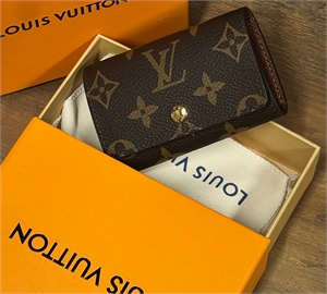 {{productViewItem.photos[photoViewList.activeNavIndex].Alt || productViewItem.photos[photoViewList.activeNavIndex].Description || 'Ключница LOUIS VUITTON'}}