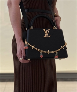 {{productViewItem.photos[photoViewList.activeNavIndex].Alt || productViewItem.photos[photoViewList.activeNavIndex].Description || 'Сумка LOUIS VUITTON'}}