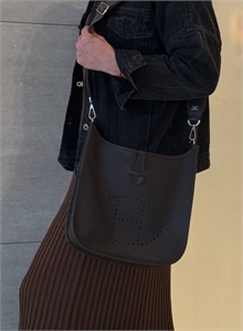 {{productViewItem.photos[photoViewList.activeNavIndex].Alt || productViewItem.photos[photoViewList.activeNavIndex].Description || 'Сумка HERMES'}}