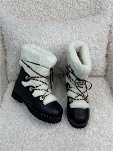 {{productViewItem.photos[photoViewList.activeNavIndex].Alt || productViewItem.photos[photoViewList.activeNavIndex].Description || 'Ботинки CHANEL'}}