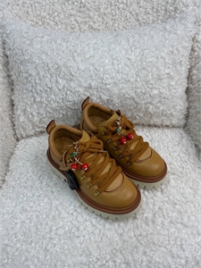 {{productViewItem.photos[photoViewList.activeNavIndex].Alt || productViewItem.photos[photoViewList.activeNavIndex].Description || 'Ботинки LOUIS VUITTON'}}