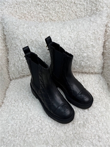 {{productViewItem.photos[photoViewList.activeNavIndex].Alt || productViewItem.photos[photoViewList.activeNavIndex].Description || 'Ботинки CHANEL'}}