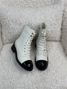 {{productViewItem.photos[photoViewList.activeNavIndex].Alt || productViewItem.photos[photoViewList.activeNavIndex].Description || 'Ботильоны CHANEL'}}