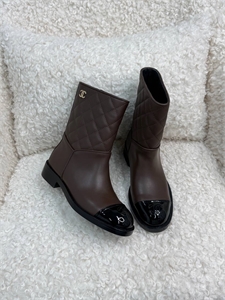 {{productViewItem.photos[photoViewList.activeNavIndex].Alt || productViewItem.photos[photoViewList.activeNavIndex].Description || 'Ботильоны CHANEL'}}