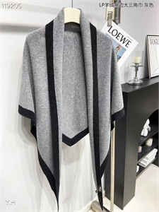 {{productViewItem.photos[photoViewList.activeNavIndex].Alt || productViewItem.photos[photoViewList.activeNavIndex].Description || 'Платок LORO PIANA'}}