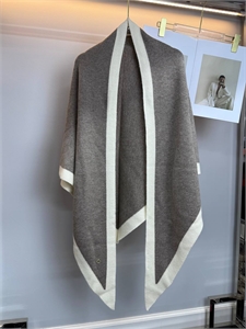 {{productViewItem.photos[photoViewList.activeNavIndex].Alt || productViewItem.photos[photoViewList.activeNavIndex].Description || 'Платок - Шаль LORO PIANA'}}