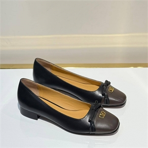 {{productViewItem.photos[photoViewList.activeNavIndex].Alt || productViewItem.photos[photoViewList.activeNavIndex].Description || 'Туфли GUCCI'}}