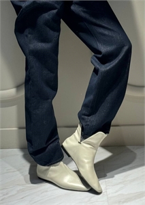 {{productViewItem.photos[photoViewList.activeNavIndex].Alt || productViewItem.photos[photoViewList.activeNavIndex].Description || 'Ботинки THE ROW'}}