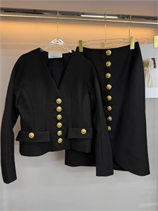 {{productViewItem.photos[photoViewList.activeNavIndex].Alt || productViewItem.photos[photoViewList.activeNavIndex].Description || 'Костюм Schiaparelli'}}