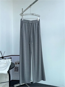 {{productViewItem.photos[photoViewList.activeNavIndex].Alt || productViewItem.photos[photoViewList.activeNavIndex].Description || 'Брюки LORO PIANA'}}