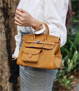 {{productViewItem.photos[photoViewList.activeNavIndex].Alt || productViewItem.photos[photoViewList.activeNavIndex].Description || 'Сумка HERMES'}}