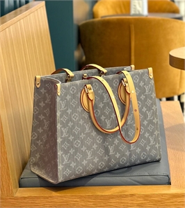 {{productViewItem.photos[photoViewList.activeNavIndex].Alt || productViewItem.photos[photoViewList.activeNavIndex].Description || 'Сумка LOUIS VUITTON'}}