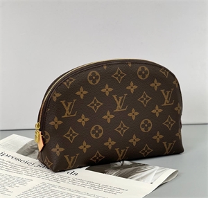 {{productViewItem.photos[photoViewList.activeNavIndex].Alt || productViewItem.photos[photoViewList.activeNavIndex].Description || 'Косметичка LOUIS VUITTON'}}