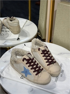 {{productViewItem.photos[photoViewList.activeNavIndex].Alt || productViewItem.photos[photoViewList.activeNavIndex].Description || 'Кроссовки GOLDEN GOOSE'}}