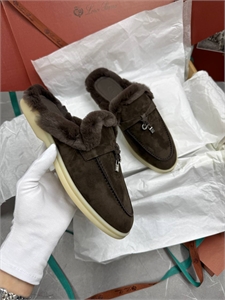 {{productViewItem.photos[photoViewList.activeNavIndex].Alt || productViewItem.photos[photoViewList.activeNavIndex].Description || 'Мюли LORO PIANA'}}