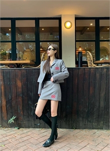 {{productViewItem.photos[photoViewList.activeNavIndex].Alt || productViewItem.photos[photoViewList.activeNavIndex].Description || 'Костюм MIU MIU'}}