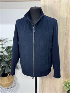 {{productViewItem.photos[photoViewList.activeNavIndex].Alt || productViewItem.photos[photoViewList.activeNavIndex].Description || 'куртка LP'}}