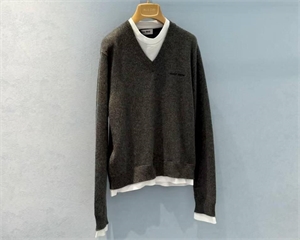 {{productViewItem.photos[photoViewList.activeNavIndex].Alt || productViewItem.photos[photoViewList.activeNavIndex].Description || 'Кофта  MIU MIU'}}