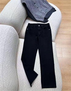 {{productViewItem.photos[photoViewList.activeNavIndex].Alt || productViewItem.photos[photoViewList.activeNavIndex].Description || 'Джинсы DIOR'}}