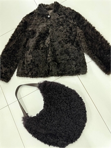 {{productViewItem.photos[photoViewList.activeNavIndex].Alt || productViewItem.photos[photoViewList.activeNavIndex].Description || 'Дубленка LORO PIANA'}}