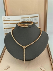 {{productViewItem.photos[photoViewList.activeNavIndex].Alt || productViewItem.photos[photoViewList.activeNavIndex].Description || 'Колье BVLGARI'}}