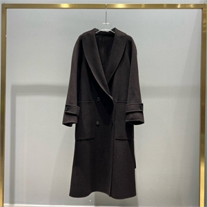 {{productViewItem.photos[photoViewList.activeNavIndex].Alt || productViewItem.photos[photoViewList.activeNavIndex].Description || 'Пальто THE ROW'}}