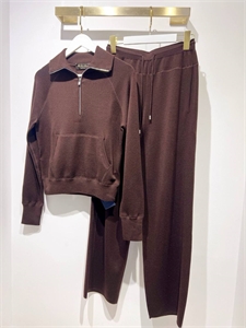 {{productViewItem.photos[photoViewList.activeNavIndex].Alt || productViewItem.photos[photoViewList.activeNavIndex].Description || 'Костюм LORO PIANA'}}