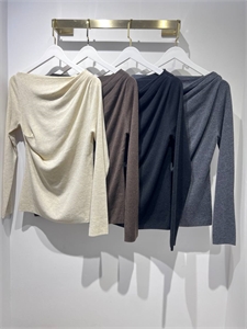 {{productViewItem.photos[photoViewList.activeNavIndex].Alt || productViewItem.photos[photoViewList.activeNavIndex].Description || 'Кофта THE ROW'}}