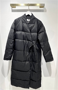 {{productViewItem.photos[photoViewList.activeNavIndex].Alt || productViewItem.photos[photoViewList.activeNavIndex].Description || 'Пуховик THE ROW'}}