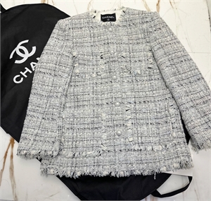 {{productViewItem.photos[photoViewList.activeNavIndex].Alt || productViewItem.photos[photoViewList.activeNavIndex].Description || 'Жакет CHANEL'}}