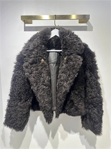 {{productViewItem.photos[photoViewList.activeNavIndex].Alt || productViewItem.photos[photoViewList.activeNavIndex].Description || 'Шуба FENDI'}}