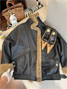 {{productViewItem.photos[photoViewList.activeNavIndex].Alt || productViewItem.photos[photoViewList.activeNavIndex].Description || 'Дубленка CELINE'}}