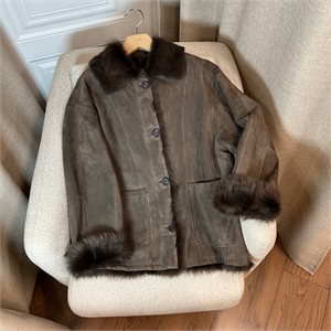 {{productViewItem.photos[photoViewList.activeNavIndex].Alt || productViewItem.photos[photoViewList.activeNavIndex].Description || 'Дубленка LORO PIANA'}}