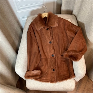 {{productViewItem.photos[photoViewList.activeNavIndex].Alt || productViewItem.photos[photoViewList.activeNavIndex].Description || 'Дубленка LORO PIANA'}}