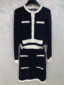 {{productViewItem.photos[photoViewList.activeNavIndex].Alt || productViewItem.photos[photoViewList.activeNavIndex].Description || 'Костюм CHANEL'}}