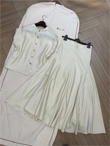 {{productViewItem.photos[photoViewList.activeNavIndex].Alt || productViewItem.photos[photoViewList.activeNavIndex].Description || 'Костюм LORO PIANA'}}