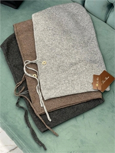 {{productViewItem.photos[photoViewList.activeNavIndex].Alt || productViewItem.photos[photoViewList.activeNavIndex].Description || 'Капр LORO PIANA'}}