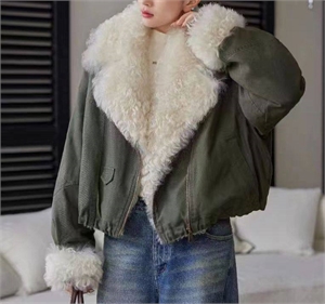 {{productViewItem.photos[photoViewList.activeNavIndex].Alt || productViewItem.photos[photoViewList.activeNavIndex].Description || 'Куртка BOTTEGA VENETA'}}