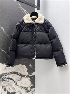 {{productViewItem.photos[photoViewList.activeNavIndex].Alt || productViewItem.photos[photoViewList.activeNavIndex].Description || 'Куртка CHANEL'}}