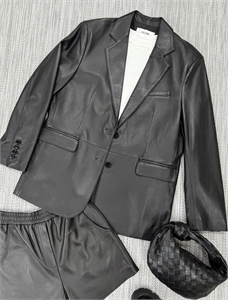 {{productViewItem.photos[photoViewList.activeNavIndex].Alt || productViewItem.photos[photoViewList.activeNavIndex].Description || 'Пиджак CELINE'}}