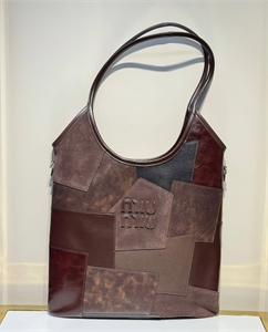 {{productViewItem.photos[photoViewList.activeNavIndex].Alt || productViewItem.photos[photoViewList.activeNavIndex].Description || 'Сумка MIU MIU'}}