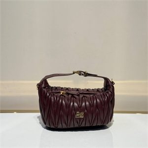 {{productViewItem.photos[photoViewList.activeNavIndex].Alt || productViewItem.photos[photoViewList.activeNavIndex].Description || 'Сумка MIU MIU'}}