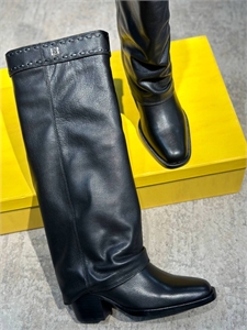 {{productViewItem.photos[photoViewList.activeNavIndex].Alt || productViewItem.photos[photoViewList.activeNavIndex].Description || 'Сапоги FENDI'}}